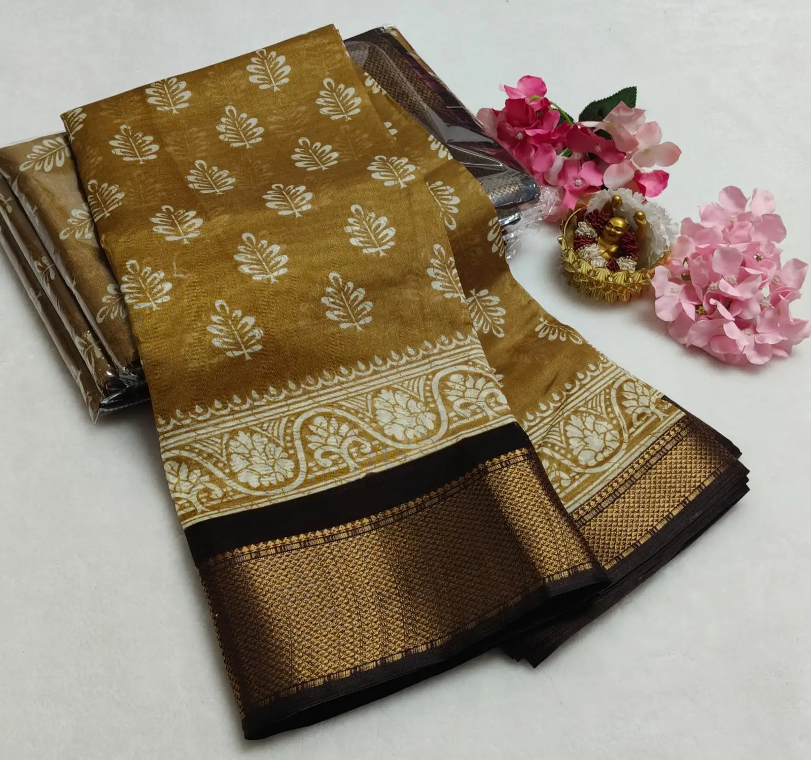 Leaf Butta Grand Banarasi Border Dolla Silk Saree